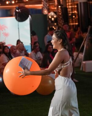 Angie Ang Instagram - Sharing these laughters while on a professional stage with @mmsgroupindonesia 😍
And i’ve found the hidden talent and such a wonderful experience working with @adrimartowardojo 😌
Such a pleasure for #jobmcangie to be on that stage 😍🫵🏼