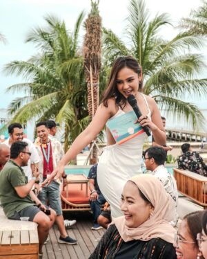 Angie Ang Instagram - Sharing these laughters while on a professional stage with @mmsgroupindonesia 😍
And i’ve found the hidden talent and such a wonderful experience working with @adrimartowardojo 😌
Such a pleasure for #jobmcangie to be on that stage 😍🫵🏼