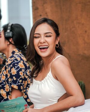 Angie Ang Instagram - Sharing these laughters while on a professional stage with @mmsgroupindonesia 😍
And i’ve found the hidden talent and such a wonderful experience working with @adrimartowardojo 😌
Such a pleasure for #jobmcangie to be on that stage 😍🫵🏼