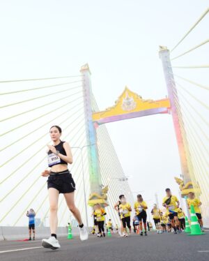 Anis Suwit Instagram - One step at a time 🏃🏻‍♀️💨 
.
.
#มหกรรมสุขเต็มสิบ สูดเต็มปอดดดด 🤣