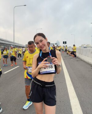Anis Suwit Instagram - One step at a time 🏃🏻‍♀️💨 
.
.
#มหกรรมสุขเต็มสิบ สูดเต็มปอดดดด 🤣