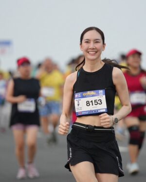 Anis Suwit Instagram - One step at a time 🏃🏻‍♀️💨 
.
.
#มหกรรมสุขเต็มสิบ สูดเต็มปอดดดด 🤣