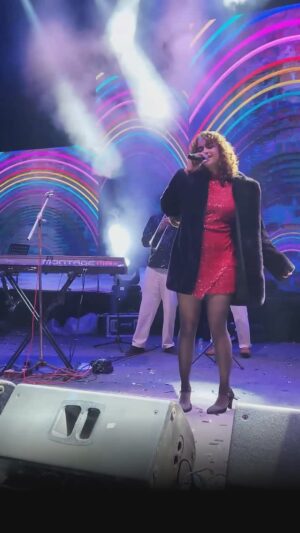 Anjali Sivaraman Instagram - Us doing our thang #ChuraLiya

#bollywood #liveband #coversong #liveshow #explore #bollywoodmusic #liverecording #bollywoodmusic