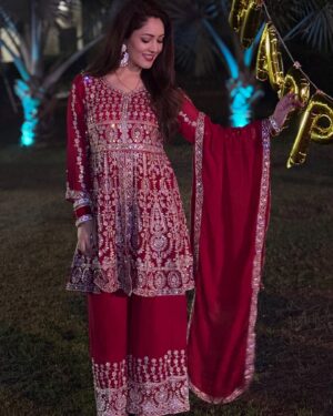 Anju Jadhav Instagram - “Celebrating the warmth of family and the joy of Lohri and Sankranti! 🌾✨✨ Enjoying the winter vibes in Delhi with bonfires, tasty treats, and unforgettable memories. Here’s to traditions that bring us closer together! ❤️🔥 #FamilyTime #Lohri #Sankranti #DelhiDiaries”