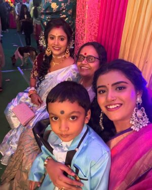 Ankita Bhattacharyya Instagram - Dada r Biye 🥰
Saree - ❤️
Jewellery- @voylla
Pic by - Maa @saswati2405