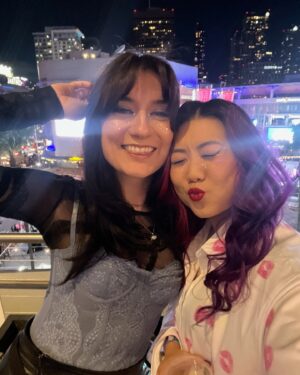 Anna Brisbin Instagram - I love Sabrina Carpenter and Christina Aguilera, but I love @jesschillin_likeavillain even more. 💋 But pls tell me… Best Sabrina single??

(concert clip is from Juno, if it wasn’t obvious lmao)

#sabrinacarpenter #shortnsweettour