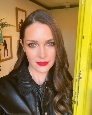 Anna Passey Instagram - It’s hard to leave the warm dressing room for outdoor filming in Jan, but I can be tempted out with @megccmakeup painting my face, giving it a little Ruby Woo glow up, and @katiejane0406 giving me purdy curls with our new @cloudninehair wand 🤍