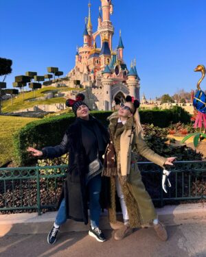 Anna Semenovich Instagram - Наконец-то сбылась еще одна мечта моего детства — я побывала в Диснейленде! 😍

Это настоящий волшебный мир, расположенный недалеко от Парижа😊

Наш день был полон ярких впечатлений: мы катались на захватывающих аттракционах, посетили комнату страха и вновь ощутили себя детьми, забыв о времени!😜

Если планируете поездку в Париж, не упустите шанс заглянуть в этот фантастический парк с детьми — эмоции и радость вам гарантированы!🩷

С Днем влюбленных! 💖 #диснейленд