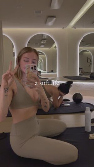 Anna Todd Instagram - ultimate goals, honestly 🤍

#softlife #softlifestyle❤️ #lovelife #wellness #lifestyle #annatodd #pilates #pilatesgirl