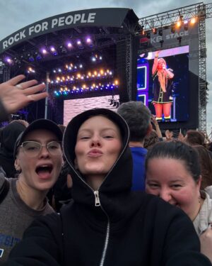 Annet Charitonova Instagram - thank u, next 😭 honestlyyy

tento rok byl i pro me neskutecnym milnikem v mnoha oblastech myho zivota, kazdopadne priznam se, ze se s timto rokem loucim s pocitem, ze byl pekne narocnej. tez ve vsech oblastech a smerech. s nedockanim se tesim na ten dalsi, miluju predstavu novych zacatku, i kdyz ty si urcujeme sami, kdykoli, nejen 1.1. 

odnasim si s sebou proto hodne predstav o tom, co v tomto roce nechavam a co si naopak beru s sebou.

opatrujte se - cas bezi kazdy den rychleji - a co je ted, tu nebude fuuuurt bejbejbejbejb 🖤
