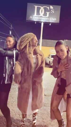 Annie Ilonzeh Instagram - We understood the assignment. 

#onbendedknee challenge in honor of the homie and GOAT @wanyamorris 
@boyziimen 
Love u two @adr808 
.
.
#dallas #nights #girlsnight  #iykyk