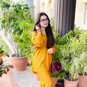 Anoosheh Rania Khan Instagram - 🌻🌻🌻

Dress by: @haleemashaziaofficial 
Bag by: @rtw_creation 
Khussas by: @reyzeyonline 
Bangles by: @creative_handwrk 
:
.
.
.
.
.
. 
#explore #yellow #instagram #festival #anooshehraniakhan