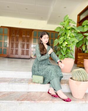 Anoosheh Rania Khan Instagram - 🌱🌱🌱

Dress by: @rj.store.offical 
Bag by: @irhu_official 
.
.
.
.
.
.
.
.
.
.
#explore #instagram #instagood #anooshehraniakhan