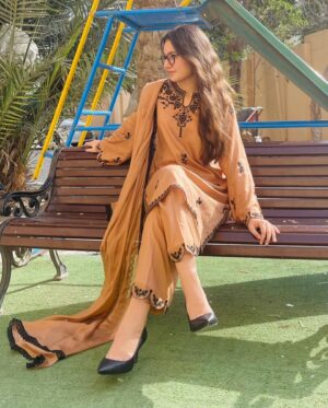 Anoosheh Rania Khan Instagram - 🍂🍂🍂

Dress by: @afzaliarts_official 
.
.
.
.
.
#explore #instagram #instagood #vacations #anooshehraniakhan
