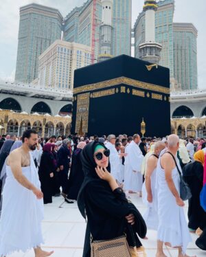 Anoosheh Rania Khan Instagram - لَبَّيْكَ اللَّهُمَّ لَبَّيْكَ، لَبَّيْكَ لاَ شَرِيْكَ لَكَ لَبَّيْكَ، إِنَّ الْحَمْدَ وَالنِّعْمَةَ لَكَ وَالْمُلْكَ لاَشَرِيْكَ لَكَ 

ALHAMDULLILAH SUMMA ALHAMDULLILAH ♥️🤲🏻

Experiencing Umrah for the first time was an indescribable blessing. The serenity of circling the Kaaba, the prayers whispered in the air—every step felt like a divine embrace. 

Allah qabool farmaye bohot duayen ki hayn sabke liye dil se 💕

#mecca #medina #SaudiArabia #umrah #anooshehraniakhan