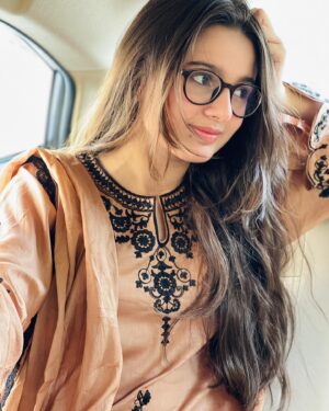 Anoosheh Rania Khan Instagram - 🍂🍂🍂

Dress by: @afzaliarts_official 
.
.
.
.
.
#explore #instagram #instagood #vacations #anooshehraniakhan