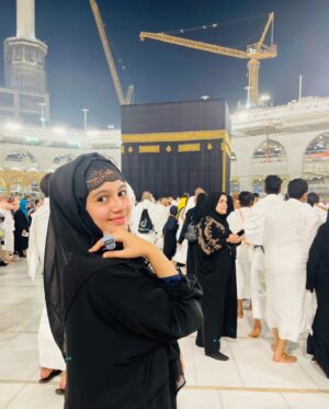Anoosheh Rania Khan Instagram - لَبَّيْكَ اللَّهُمَّ لَبَّيْكَ، لَبَّيْكَ لاَ شَرِيْكَ لَكَ لَبَّيْكَ، إِنَّ الْحَمْدَ وَالنِّعْمَةَ لَكَ وَالْمُلْكَ لاَشَرِيْكَ لَكَ 

ALHAMDULLILAH SUMMA ALHAMDULLILAH ♥️🤲🏻

Experiencing Umrah for the first time was an indescribable blessing. The serenity of circling the Kaaba, the prayers whispered in the air—every step felt like a divine embrace. 

Allah qabool farmaye bohot duayen ki hayn sabke liye dil se 💕

#mecca #medina #SaudiArabia #umrah #anooshehraniakhan