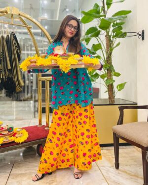 Anoosheh Rania Khan Instagram - Mayoun night! 🌼🪘
Love the Ubtan ki rasam ❤️✨

Dress by: @sindhi.libaas 

#explore #instagram #instagood #vacations #festive #mayoun #weddingseason #shaadi