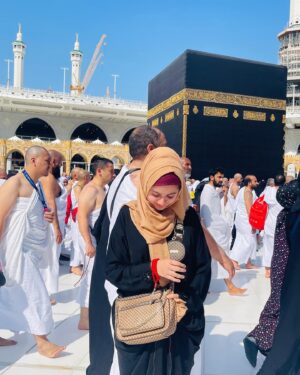 Anoosheh Rania Khan Instagram - لَبَّيْكَ اللَّهُمَّ لَبَّيْكَ، لَبَّيْكَ لاَ شَرِيْكَ لَكَ لَبَّيْكَ، إِنَّ الْحَمْدَ وَالنِّعْمَةَ لَكَ وَالْمُلْكَ لاَشَرِيْكَ لَكَ 

ALHAMDULLILAH SUMMA ALHAMDULLILAH ♥️🤲🏻

Experiencing Umrah for the first time was an indescribable blessing. The serenity of circling the Kaaba, the prayers whispered in the air—every step felt like a divine embrace. 

Allah qabool farmaye bohot duayen ki hayn sabke liye dil se 💕

#mecca #medina #SaudiArabia #umrah #anooshehraniakhan