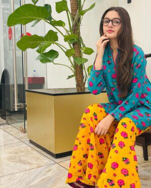 Anoosheh Rania Khan Instagram - Mayoun night! 🌼🪘
Love the Ubtan ki rasam ❤️✨

Dress by: @sindhi.libaas 

#explore #instagram #instagood #vacations #festive #mayoun #weddingseason #shaadi