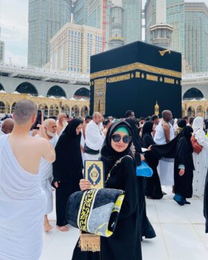 Anoosheh Rania Khan Instagram - لَبَّيْكَ اللَّهُمَّ لَبَّيْكَ، لَبَّيْكَ لاَ شَرِيْكَ لَكَ لَبَّيْكَ، إِنَّ الْحَمْدَ وَالنِّعْمَةَ لَكَ وَالْمُلْكَ لاَشَرِيْكَ لَكَ 

ALHAMDULLILAH SUMMA ALHAMDULLILAH ♥️🤲🏻

Experiencing Umrah for the first time was an indescribable blessing. The serenity of circling the Kaaba, the prayers whispered in the air—every step felt like a divine embrace. 

Allah qabool farmaye bohot duayen ki hayn sabke liye dil se 💕

#mecca #medina #SaudiArabia #umrah #anooshehraniakhan