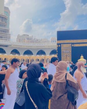Anoosheh Rania Khan Instagram - لَبَّيْكَ اللَّهُمَّ لَبَّيْكَ، لَبَّيْكَ لاَ شَرِيْكَ لَكَ لَبَّيْكَ، إِنَّ الْحَمْدَ وَالنِّعْمَةَ لَكَ وَالْمُلْكَ لاَشَرِيْكَ لَكَ 

ALHAMDULLILAH SUMMA ALHAMDULLILAH ♥️🤲🏻

Experiencing Umrah for the first time was an indescribable blessing. The serenity of circling the Kaaba, the prayers whispered in the air—every step felt like a divine embrace. 

Allah qabool farmaye bohot duayen ki hayn sabke liye dil se 💕

#mecca #medina #SaudiArabia #umrah #anooshehraniakhan