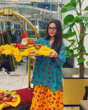 Anoosheh Rania Khan Instagram - Mayoun night! 🌼🪘
Love the Ubtan ki rasam ❤️✨

Dress by: @sindhi.libaas 

#explore #instagram #instagood #vacations #festive #mayoun #weddingseason #shaadi