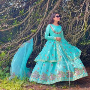 Anoosheh Rania Khan Instagram - The sky speaks in a thousand colours☀️♥️

Dress by: @royal_deseo_by_sn 
.
.
.
.
.
.
.
.
.
.
.
#love #sunsets #sky #clouds #blue #uk #windsor #weather #sunny #instagram #explore #instagood #anooshehraniakhan