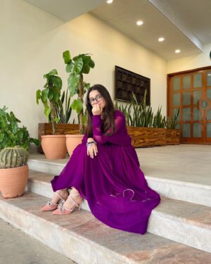 Anoosheh Rania Khan Instagram - MashAllah!
💜💜💜

Dress by: @fashion.trends4u 
👠by : @blackbeiger 
.
.
.
.
.
.#explore #fashiontrends #sunglasses #pictureperfect #purple #instagram #anooshehraniakhan