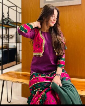 Anoosheh Rania Khan Instagram - ♥️✨
.
.
.
.
.
.
Dress by: @sindhi.libaas
Khussas by: @bagalleriabymaryam 

#explore #instagram #pretty #anooshehraniakhan