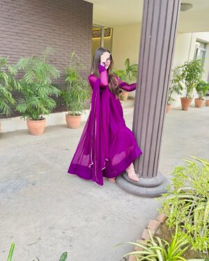 Anoosheh Rania Khan Instagram - MashAllah!
💜💜💜

Dress by: @fashion.trends4u 
👠by : @blackbeiger 
.
.
.
.
.
.#explore #fashiontrends #sunglasses #pictureperfect #purple #instagram #anooshehraniakhan