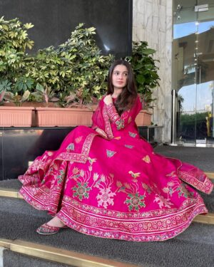 Anoosheh Rania Khan Instagram - ✨❤️

Dress by: @royal_deseo_by_sn 
Khussa by: @khussadarbar 
.
.
.
.
.
.
.
#explore #instagram #eid2023 #festival #gorgeousinpink