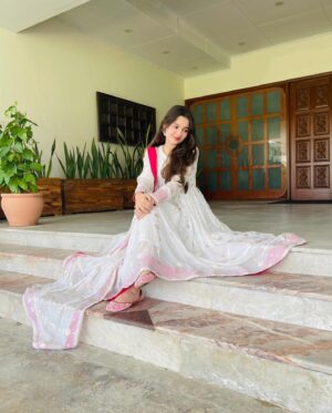 Anoosheh Rania Khan Instagram - 🤍🤍🤍
.
.
.
.
.
.
Dress by: @fashion.trends4u 
Khussas by: @khussa.minaar 
Jewellery by: @mairajaccessories 
Nails by: @irhu_official 

#explore #instagram #vacations #summer  #anooshehraniakhan