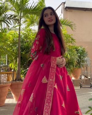 Anoosheh Rania Khan Instagram - ✨❤️

Dress by: @royal_deseo_by_sn 
Khussa by: @khussadarbar 
.
.
.
.
.
.
.
#explore #instagram #eid2023 #festival #gorgeousinpink