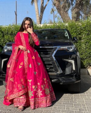 Anoosheh Rania Khan Instagram - ✨❤️

Dress by: @royal_deseo_by_sn 
Khussa by: @khussadarbar 
.
.
.
.
.
.
.
#explore #instagram #eid2023 #festival #gorgeousinpink