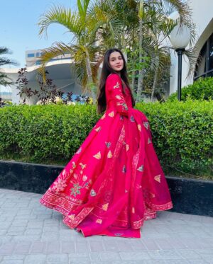 Anoosheh Rania Khan Instagram - ✨❤️

Dress by: @royal_deseo_by_sn 
Khussa by: @khussadarbar 
.
.
.
.
.
.
.
#explore #instagram #eid2023 #festival #gorgeousinpink