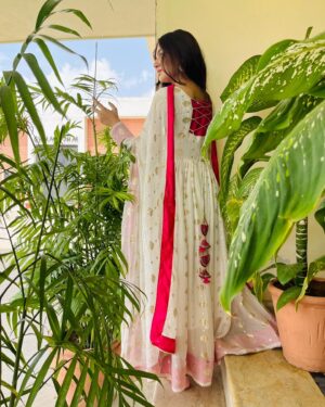 Anoosheh Rania Khan Instagram - 🤍🤍🤍
.
.
.
.
.
.
Dress by: @fashion.trends4u 
Khussas by: @khussa.minaar 
Jewellery by: @mairajaccessories 
Nails by: @irhu_official 

#explore #instagram #vacations #summer  #anooshehraniakhan