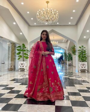 Anoosheh Rania Khan Instagram - ✨❤️

Dress by: @royal_deseo_by_sn 
Khussa by: @khussadarbar 
.
.
.
.
.
.
.
#explore #instagram #eid2023 #festival #gorgeousinpink