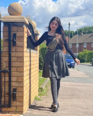 Anoosheh Rania Khan Instagram - From the cobblestone paths of the past to the towering skyscrapers of the present, every corner tells a story waiting to be discovered…

#london #aesthetic #weather #rain #fashion #outfit #looks #fitcheck #pose #pretty #instagram #instagood #explore #fyp #anooshehraniakhan