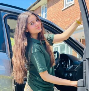 Anoosheh Rania Khan Instagram - “After rain, weather changes” 🌧️🌤️

Fit by: @ta.wears

#explore #pretty #green #weather #dramas #layover #oxford #instagram #instagood #vacations #anooshehraniakhan