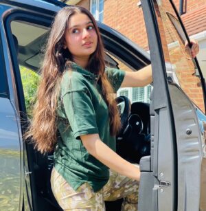 Anoosheh Rania Khan Instagram - “After rain, weather changes” 🌧️🌤️

Fit by: @ta.wears

#explore #pretty #green #weather #dramas #layover #oxford #instagram #instagood #vacations #anooshehraniakhan