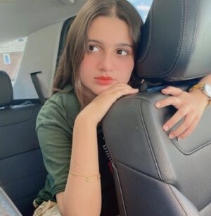 Anoosheh Rania Khan Instagram - “After rain, weather changes” 🌧️🌤️

Fit by: @ta.wears

#explore #pretty #green #weather #dramas #layover #oxford #instagram #instagood #vacations #anooshehraniakhan