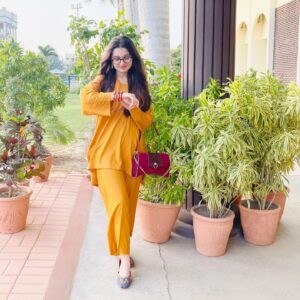 Anoosheh Rania Khan Instagram - 🌻🌻🌻

Dress by: @haleemashaziaofficial 
Bag by: @rtw_creation 
Khussas by: @reyzeyonline 
Bangles by: @creative_handwrk 
:
.
.
.
.
.
. 
#explore #yellow #instagram #festival #anooshehraniakhan
