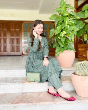 Anoosheh Rania Khan Instagram - 🌱🌱🌱

Dress by: @rj.store.offical 
Bag by: @irhu_official 
.
.
.
.
.
.
.
.
.
.
#explore #instagram #instagood #anooshehraniakhan