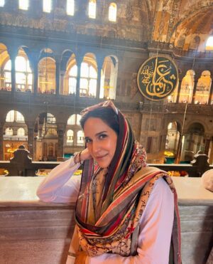 Anoushay Abbasi Instagram - - I got to visit two of the most beautiful mosques of Istanbul ‘Hayasofia and The Blue Mosque’ and trust me no words can describe how amazing i felt in there 
thank you so much @goturkiye and @go__istanbul for making such a wonderful trip and giving me the best experience of my life ♥️

P.S: paired @ybq.designstudios and @wearmanto to make my favourite look ✨