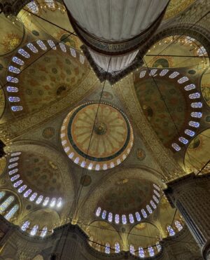 Anoushay Abbasi Instagram - - I got to visit two of the most beautiful mosques of Istanbul ‘Hayasofia and The Blue Mosque’ and trust me no words can describe how amazing i felt in there 
thank you so much @goturkiye and @go__istanbul for making such a wonderful trip and giving me the best experience of my life ♥️

P.S: paired @ybq.designstudios and @wearmanto to make my favourite look ✨