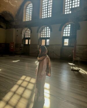 Anoushay Abbasi Instagram - - I got to visit two of the most beautiful mosques of Istanbul ‘Hayasofia and The Blue Mosque’ and trust me no words can describe how amazing i felt in there 
thank you so much @goturkiye and @go__istanbul for making such a wonderful trip and giving me the best experience of my life ♥️

P.S: paired @ybq.designstudios and @wearmanto to make my favourite look ✨