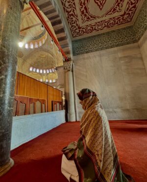 Anoushay Abbasi Instagram - - I got to visit two of the most beautiful mosques of Istanbul ‘Hayasofia and The Blue Mosque’ and trust me no words can describe how amazing i felt in there 
thank you so much @goturkiye and @go__istanbul for making such a wonderful trip and giving me the best experience of my life ♥️

P.S: paired @ybq.designstudios and @wearmanto to make my favourite look ✨