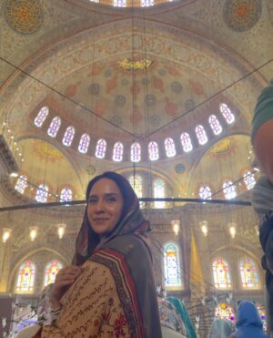 Anoushay Abbasi Instagram - - I got to visit two of the most beautiful mosques of Istanbul ‘Hayasofia and The Blue Mosque’ and trust me no words can describe how amazing i felt in there 
thank you so much @goturkiye and @go__istanbul for making such a wonderful trip and giving me the best experience of my life ♥️

P.S: paired @ybq.designstudios and @wearmanto to make my favourite look ✨