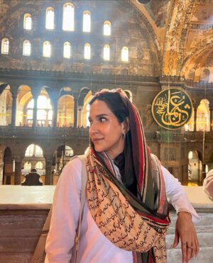 Anoushay Abbasi Instagram - - I got to visit two of the most beautiful mosques of Istanbul ‘Hayasofia and The Blue Mosque’ and trust me no words can describe how amazing i felt in there 
thank you so much @goturkiye and @go__istanbul for making such a wonderful trip and giving me the best experience of my life ♥️

P.S: paired @ybq.designstudios and @wearmanto to make my favourite look ✨